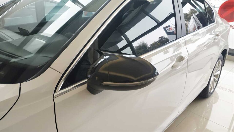 Volkswagen Passat B8/B8.5 2015+ Piano Black Ayna Kapağı Seti