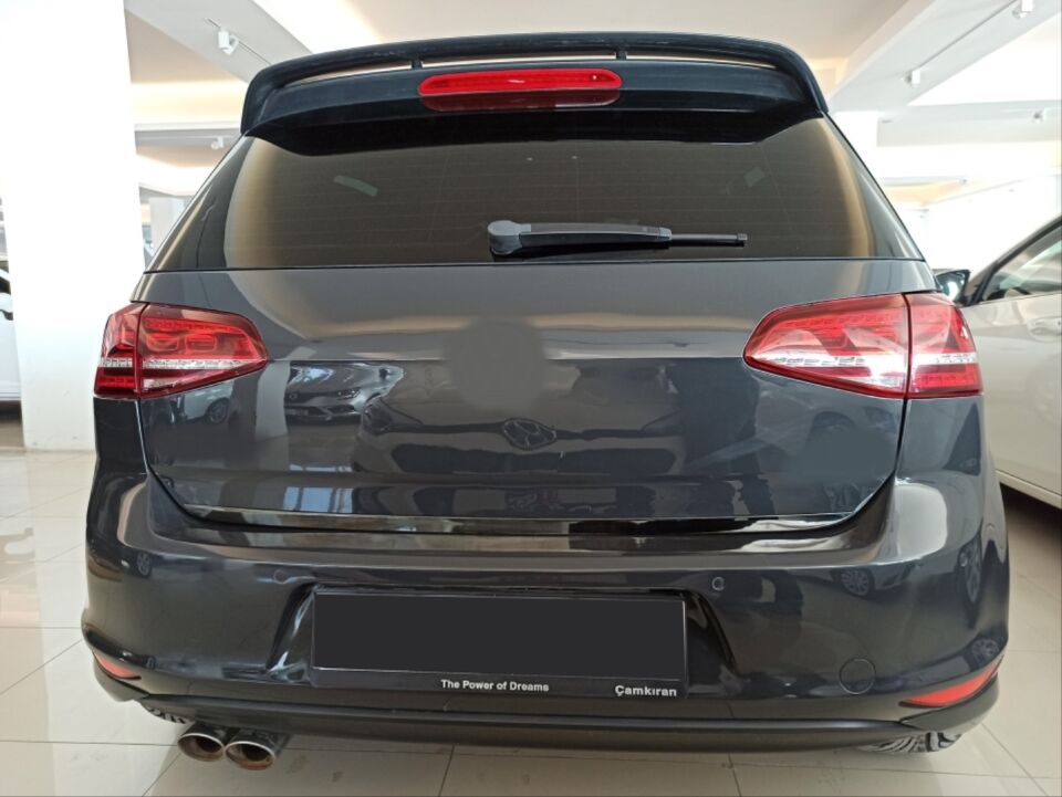 VW Golf 8 (MK8) Bagaj Kapağı Alt Çıtası Piano Black