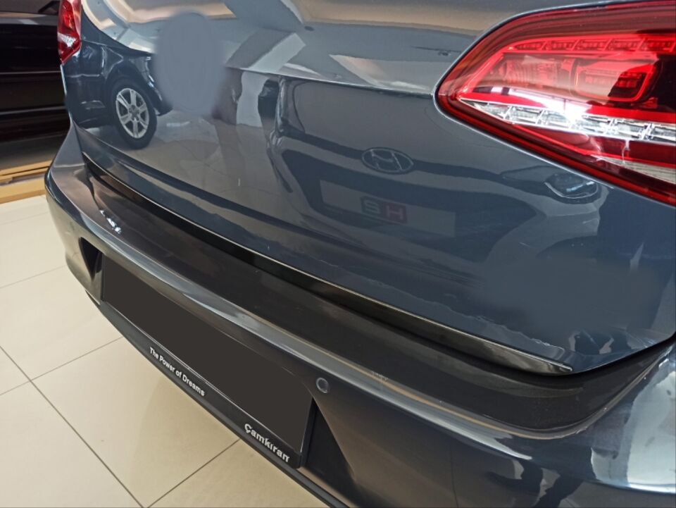 VW Golf 8 (MK8) Bagaj Kapağı Alt Çıtası Piano Black
