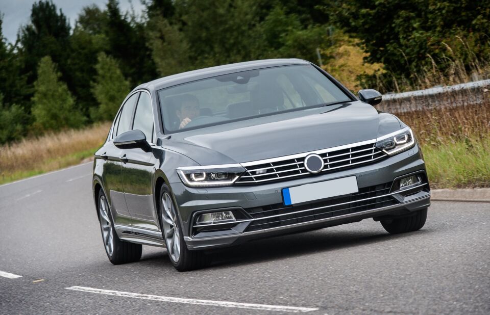 VW Passat B8 R-Line Ön Panjur (2015-2019)