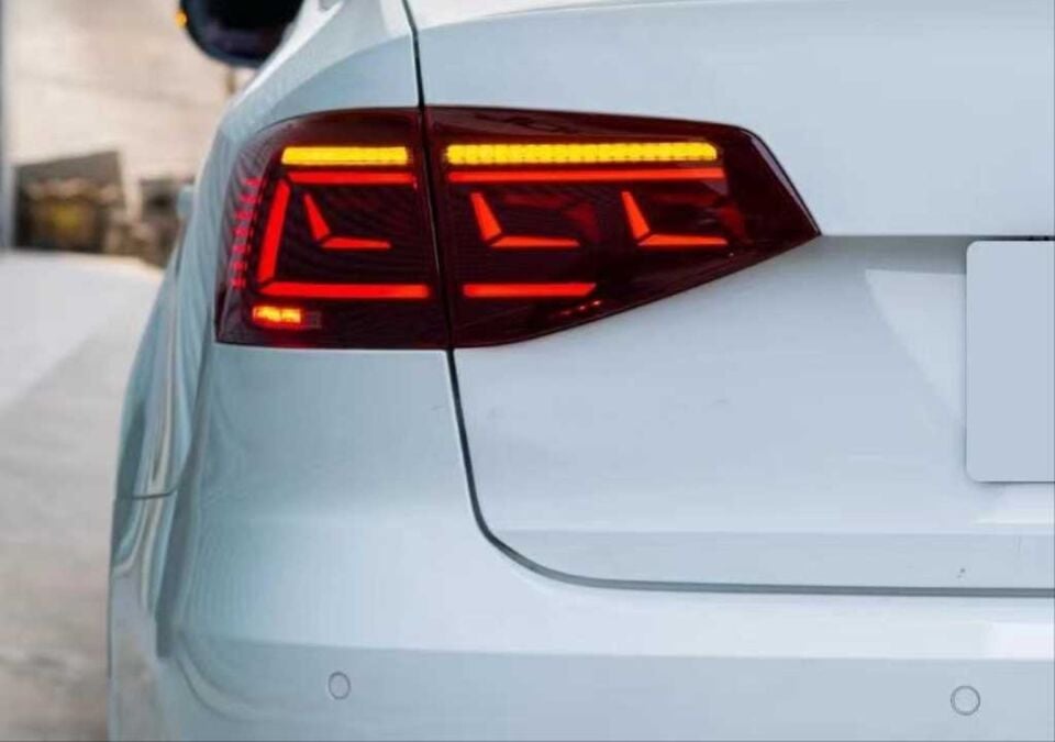 Volkswagen Jetta Mk6 Makyajlı (15-18) Dinamik Sinyalli Füme LED Stop Takımı