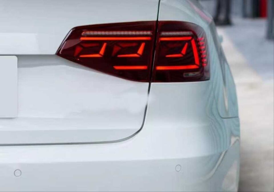 Volkswagen Jetta Mk6 Makyajlı (15-18) Dinamik Sinyalli Füme LED Stop Takımı