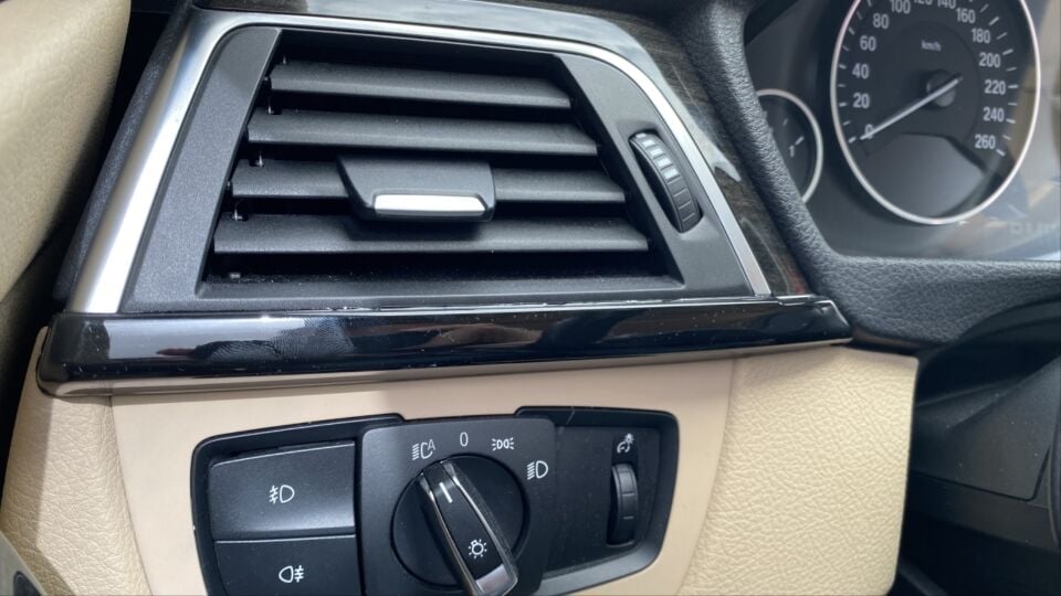 BMW 3 Serisi F30 Göğüslük Çıtası - Piano Black (2 Parça)