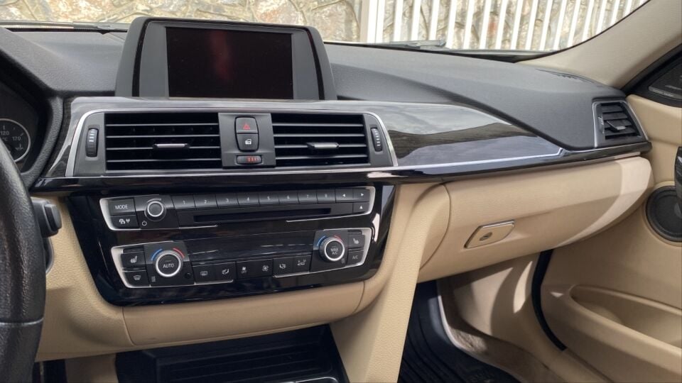 BMW 3 Serisi F30 Göğüslük Çıtası - Piano Black (2 Parça)