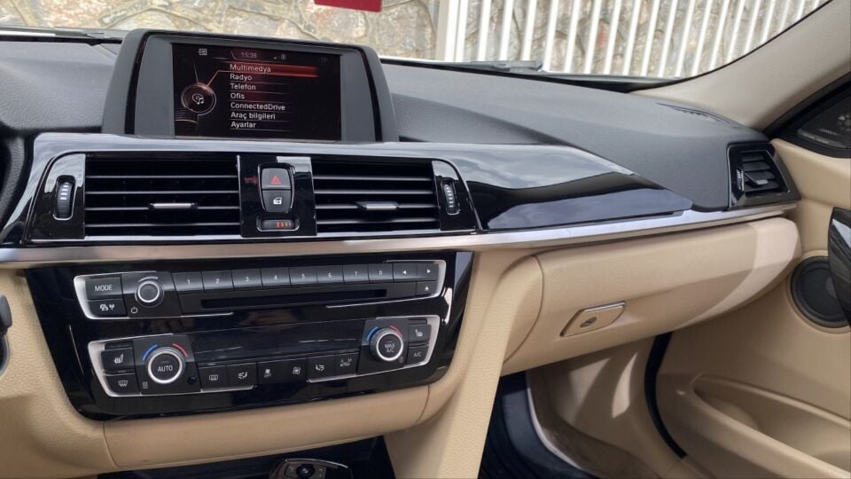 BMW 3 Serisi F30 Göğüslük ve Menfez Kaplama Seti - Piano Black