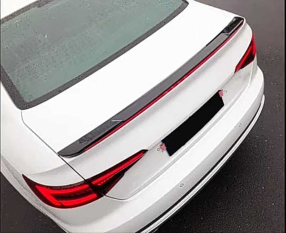 Audi A4 B9 2016-2019 Kayar Sinyalli LED'li Bagaj Spoyleri (Piano Black)