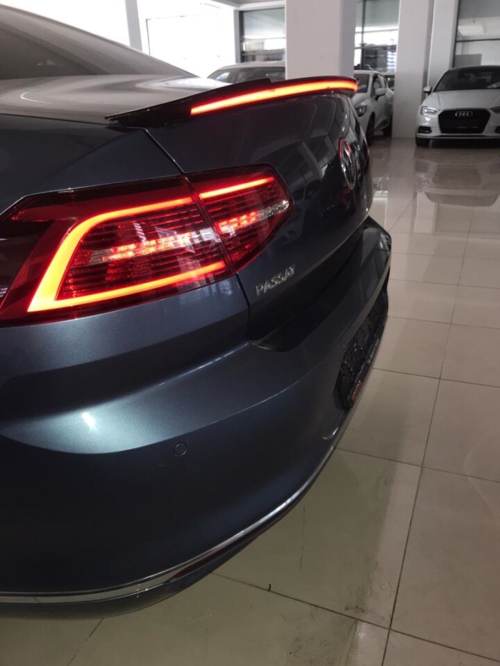 Volkswagen Passat B8 2015-2019 Kayar Sinyalli LED'li Bagaj Spoyleri (Piano Black)