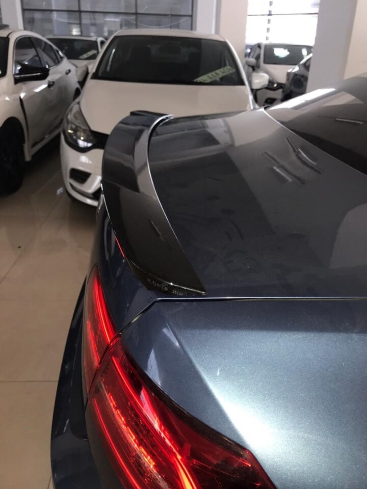 Volkswagen Passat B8 2015-2019 Kayar Sinyalli LED'li Bagaj Spoyleri (Piano Black)