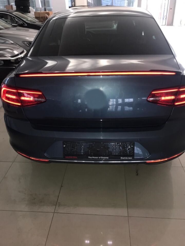 Volkswagen Passat B8 2015-2019 Kayar Sinyalli LED'li Bagaj Spoyleri (Piano Black)