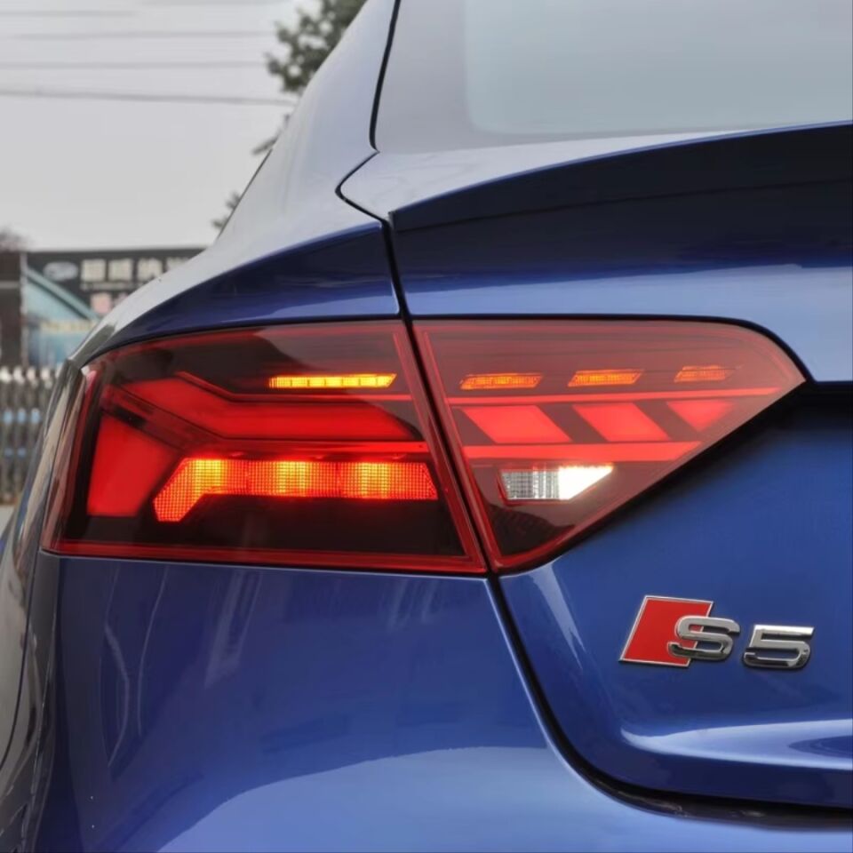 Audi A5 Coupé/Cabrio 8T Makyajlı (12-16) Animasyonlu LED Stop Seti Füme