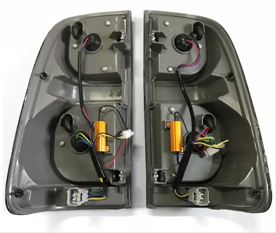 Toyota Hilux Vigo (12-15) Kayar Sinyalli LED Stop Seti Füme