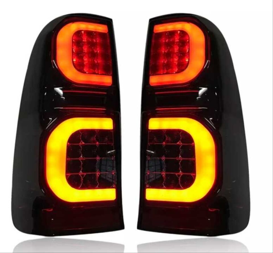Toyota Hilux Vigo (12-15) Kayar Sinyalli LED Stop Seti Füme