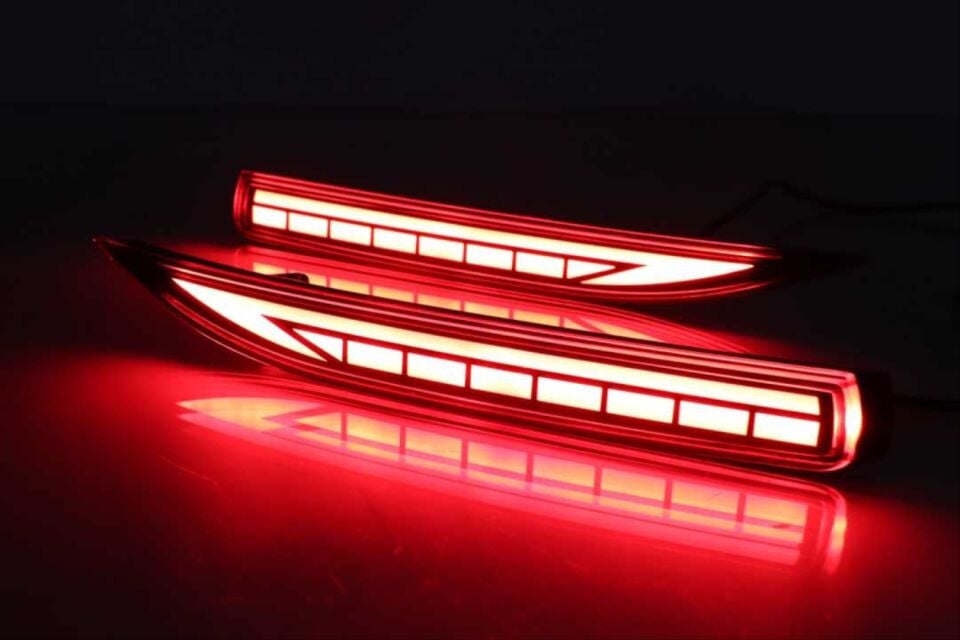 Toyota Corolla (2019+) Kayar Sinyalli LED Arka Tampon Reflektörü Kırmızı